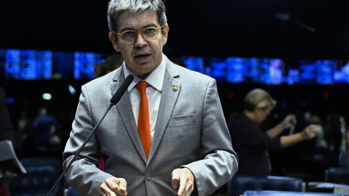 Randolfe Rodrigues, líder do governo no Congresso, discute adiamento da votação de vetos ambientais.
