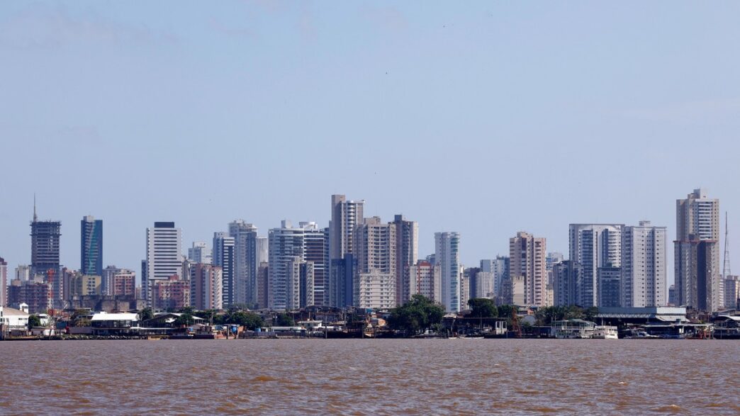 Sede da COP30 em Belém, destacando a importância da conferência e a transferência temporária da capital do Brasil.