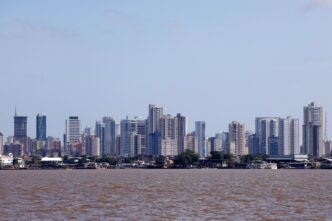 Sede da COP30 em Belém, destacando a importância da conferência e a transferência temporária da capital do Brasil.