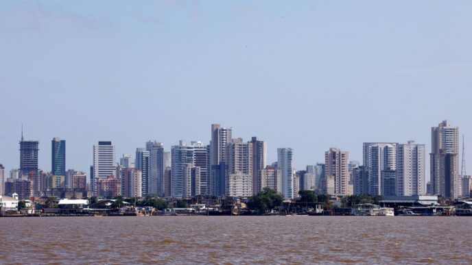 Sede da COP30 em Belém, destacando a importância da conferência e a transferência temporária da capital do Brasil.