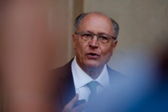 Geraldo Alckmin em cerimônia de lançamento de novo modelo de crédito habitacional, projetando 3 milhões de contratos de moradia até 2026.