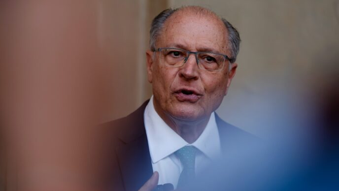 Geraldo Alckmin em cerimônia de lançamento de novo modelo de crédito habitacional, projetando 3 milhões de contratos de moradia até 2026.