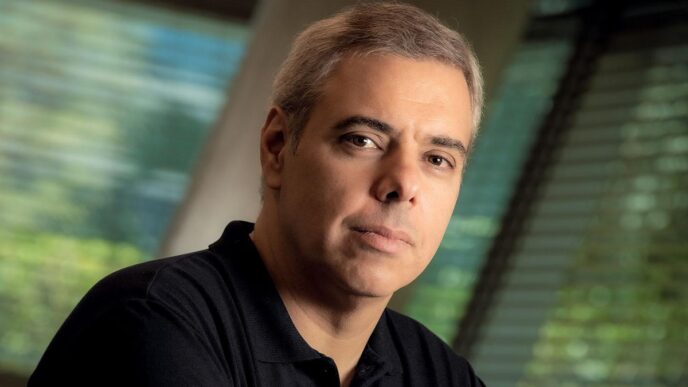 CEO do Itaú Unibanco, Milton Maluhy Filho, em evento, discutindo estratégia de longo prazo e decisões de negócio que impactam bônus.