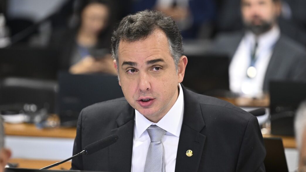 Rodrigo Pacheco, presidente do Senado, cotado para o STF, discute sua possível nomeação e relação com o presidente Lula.