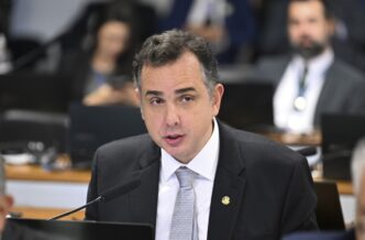 Rodrigo Pacheco, presidente do Senado, cotado para o STF, discute sua possível nomeação e relação com o presidente Lula.