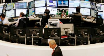 Gráfico de índices europeus em queda com pressão do setor financeiro.