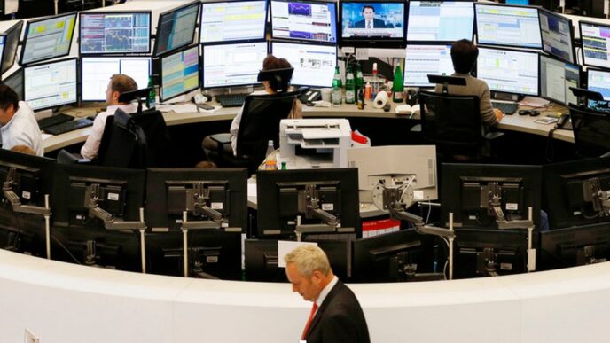 Gráfico de índices europeus em queda com pressão do setor financeiro.