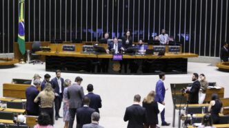 Sessão na Câmara dos Deputados onde projeto fiscal foi aprovado.