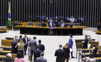 Sessão na Câmara dos Deputados onde projeto fiscal foi aprovado.