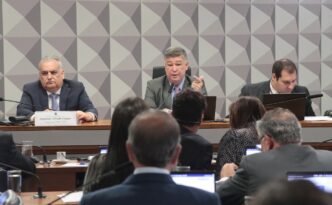 Sessão da CPI do INSS no Congresso Nacional, com foco na investigação de ex-diretor suspeito de receber R$ 2 milhões.