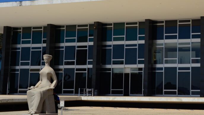 Fachada do Supremo Tribunal Federal (STF) em Brasília, sede da mais alta corte de justiça brasileira, associada à indicação judicial de Lula.