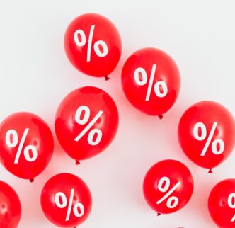Gráfico de taxas de juros e percentual, indicando alta nos juros futuros.