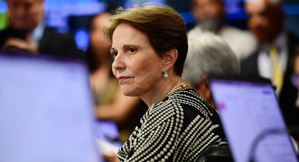 Senadora Tereza Cristina em evento político, alvo de críticas de Eduardo Bolsonaro sobre candidatura em 2026.