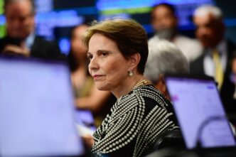 Senadora Tereza Cristina em evento político, alvo de críticas de Eduardo Bolsonaro sobre candidatura em 2026.