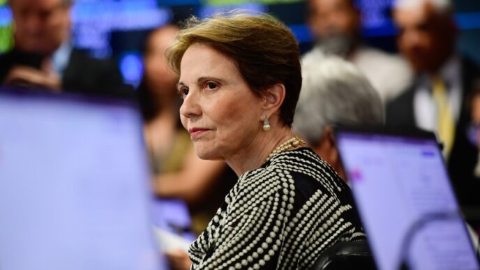 Senadora Tereza Cristina em evento político, alvo de críticas de Eduardo Bolsonaro sobre candidatura em 2026.