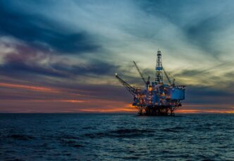 Plataforma offshore da ExxonMobil nos Estados Unidos, impactada pela produção de petróleo, com o preço do petróleo em alta.