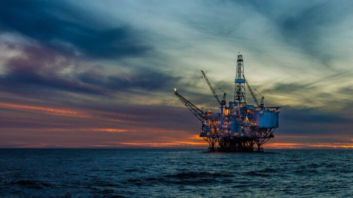 Plataforma offshore da ExxonMobil nos Estados Unidos, impactada pela produção de petróleo, com o preço do petróleo em alta.