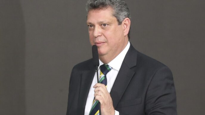 Ministro Márcio Macêdo em visita ao Palácio do Planalto, relacionando-se com a sua saída do cargo para as eleições de 2026.