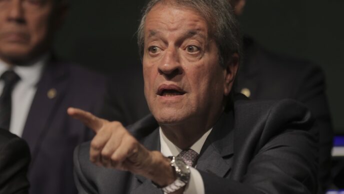 Valdemar Costa Neto, presidente do PL, é investigado em trama golpista no STF por Alexandre de Moraes.