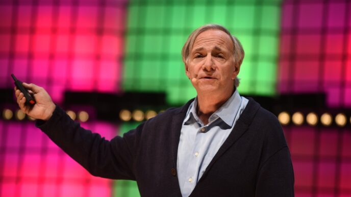 Ray Dalio, fundador da Bridgewater Associates, em evento de tecnologia, destacando sua visão sobre o ouro e o dólar.