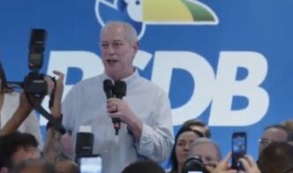 Ciro Gomes discursa durante filiação ao PSDB, com foco na disputa pelo governo do Ceará em 2026.