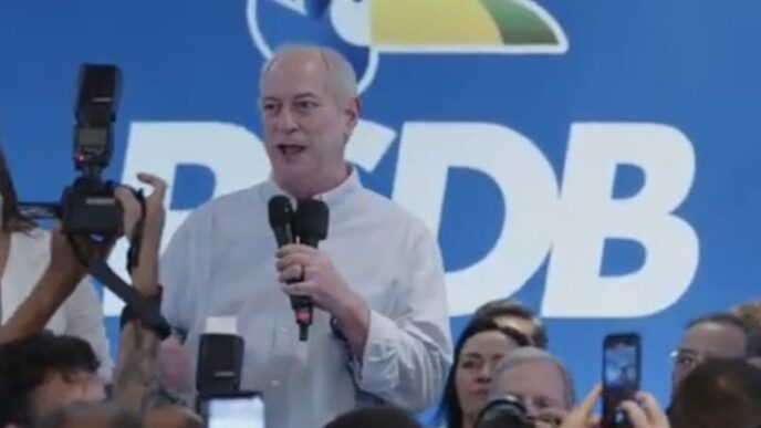 Ciro Gomes discursa durante filiação ao PSDB, com foco na disputa pelo governo do Ceará em 2026.