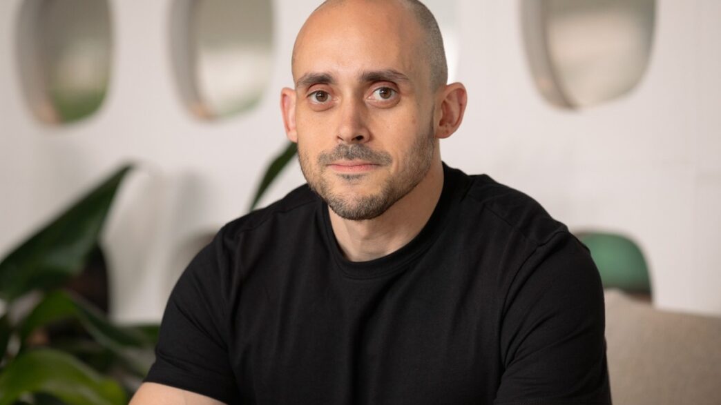 Tela do aplicativo do Itaú com destaque para opções de segurança e interface do usuário.