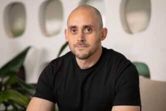 Tela do aplicativo do Itaú com destaque para opções de segurança e interface do usuário.