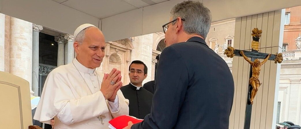 Governador Romeu Zema entrega presentes ao Papa Leão XIV no Vaticano, destacando produtos mineiros.