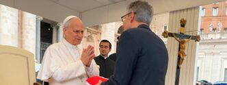 Governador Romeu Zema entrega presentes ao Papa Leão XIV no Vaticano, destacando produtos mineiros.