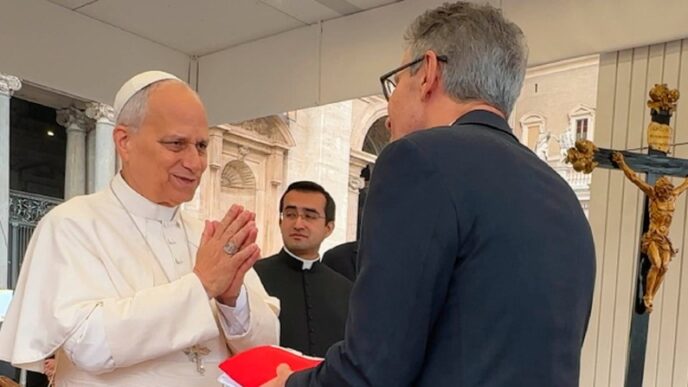 Governador Romeu Zema entrega presentes ao Papa Leão XIV no Vaticano, destacando produtos mineiros.