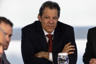 Presidente Lula e o Ministro Fernando Haddad em evento oficial, associado à notícia sobre a Isenção do Imposto de Renda.