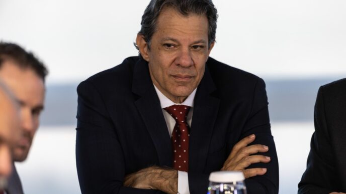 Presidente Lula e o Ministro Fernando Haddad em evento oficial, associado à notícia sobre a Isenção do Imposto de Renda.