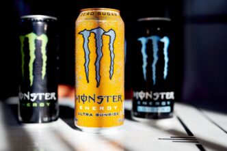 Monster energy drinks — foto ilustrativa