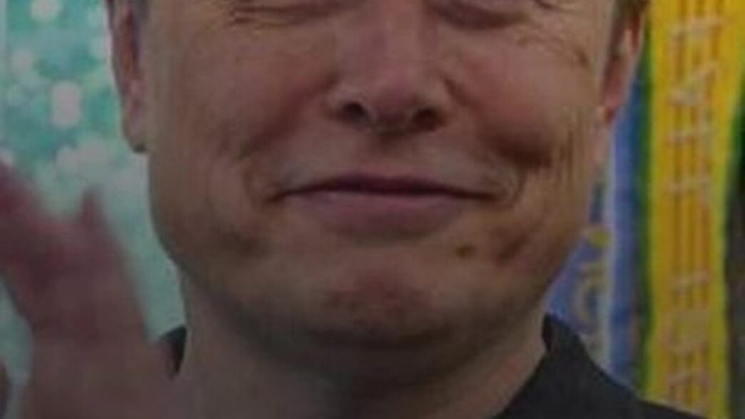 Elon Musk comemora aprovação de pacote de remuneração recorde na Tesla, que pode torná-lo trilionário.