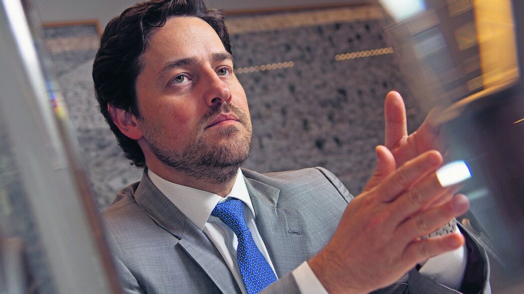 Diagrama explicativo sobre o seguro de vida universal, destacando sua flexibilidade e potencial de acumulação de reservas financeiras.