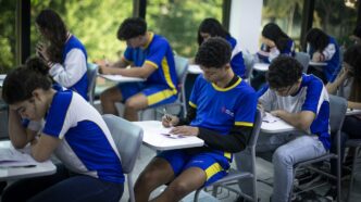 Estudantes recebendo materiais do programa Pé-de-Meia com foco na inclusão do Tesouro Direto.