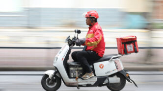 trabalho de entregador na China — foto ilustrativa