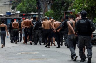 Policiais em operação no Rio de Janeiro com câmeras corporais, investigando o uso de recursos federais na Operação Contenção.