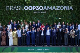 Cerimônia de assinatura de acordos climáticos na pré-COP30 em Belém, destacando o compromisso com a COP30 em Belém.