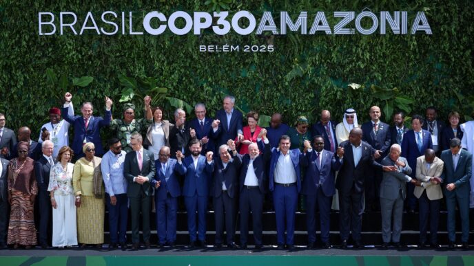 Cerimônia de assinatura de acordos climáticos na pré-COP30 em Belém, destacando o compromisso com a COP30 em Belém.