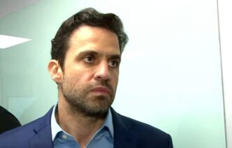 Pablo Marçal discursando em evento político, após TRE-SP anular sua inelegibilidade em caso eleitoral.