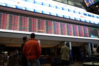 Gráfico da B3 sobre fluxo de investidores estrangeiros e institucionais, mostrando retirada de R$715 milhões em 3 de novembro.