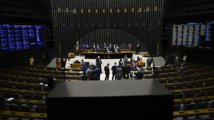 Deputados em sessão na Câmara dos Deputados debatendo o projeto de lei sobre devedores contumazes.