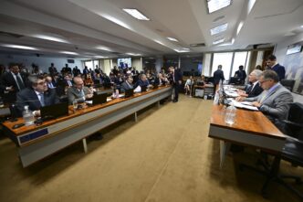 Senador Renan Calheiros em reunião no Senado, discutindo a ampliação da isenção do IR.