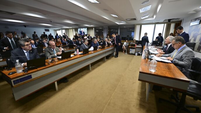 Senador Renan Calheiros em reunião no Senado, discutindo a ampliação da isenção do IR.