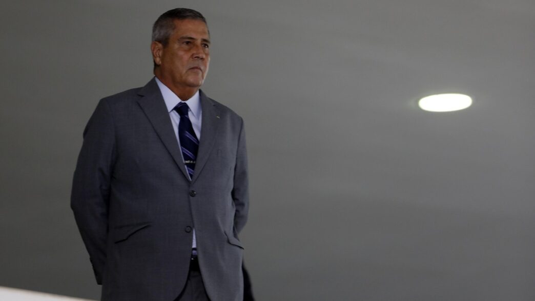 General Walter Braga Netto em solenidade. Ministro Alexandre de Moraes mantém prisão preventiva de Braga Netto após condenação por tentativa de golpe.