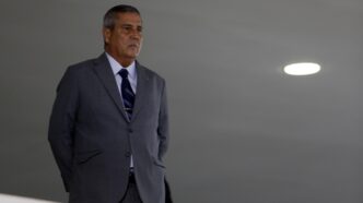 General Walter Braga Netto em solenidade. Ministro Alexandre de Moraes mantém prisão preventiva de Braga Netto após condenação por tentativa de golpe.