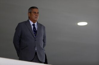 General Walter Braga Netto em solenidade. Ministro Alexandre de Moraes mantém prisão preventiva de Braga Netto após condenação por tentativa de golpe.