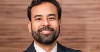 corretor responde atraso construtora — foto ilustrativa